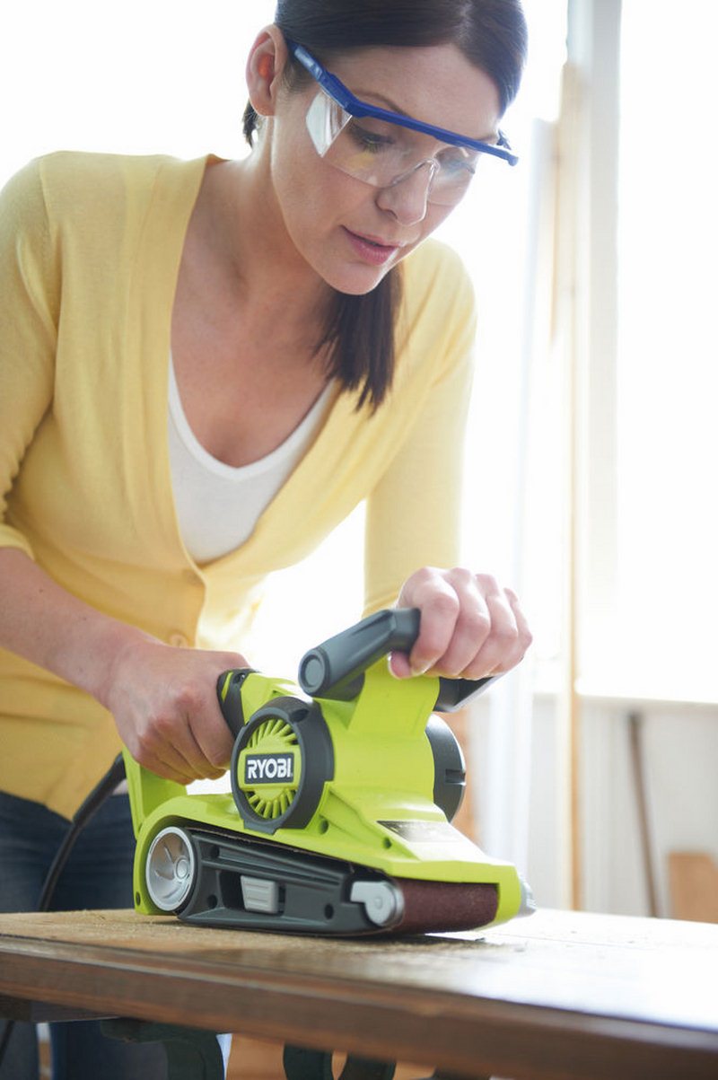 Ленточная шлифмашина RYOBI EBS800